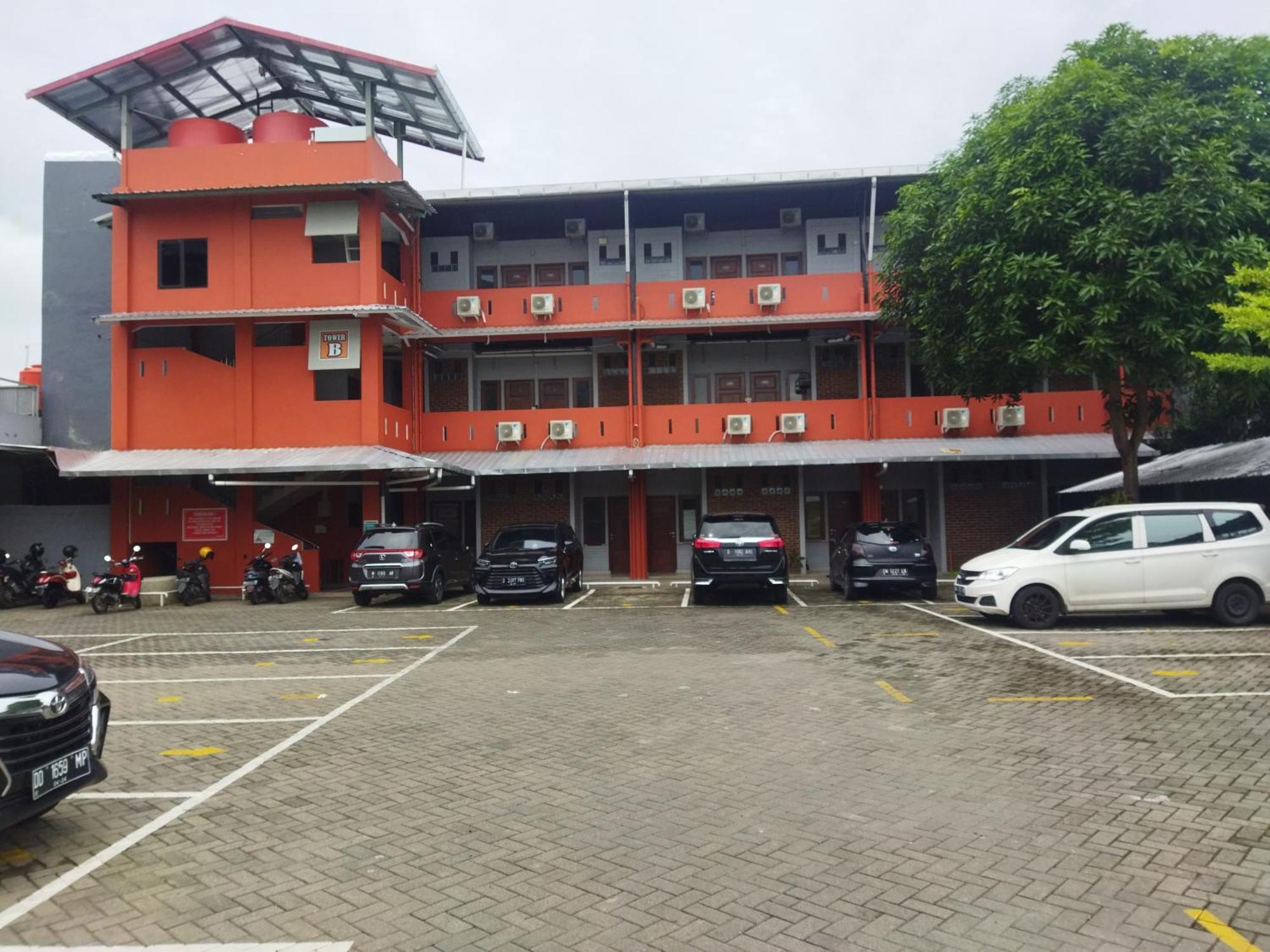Oyo 92098 Kost Orange Syariah Hotel Makassar Buitenkant foto