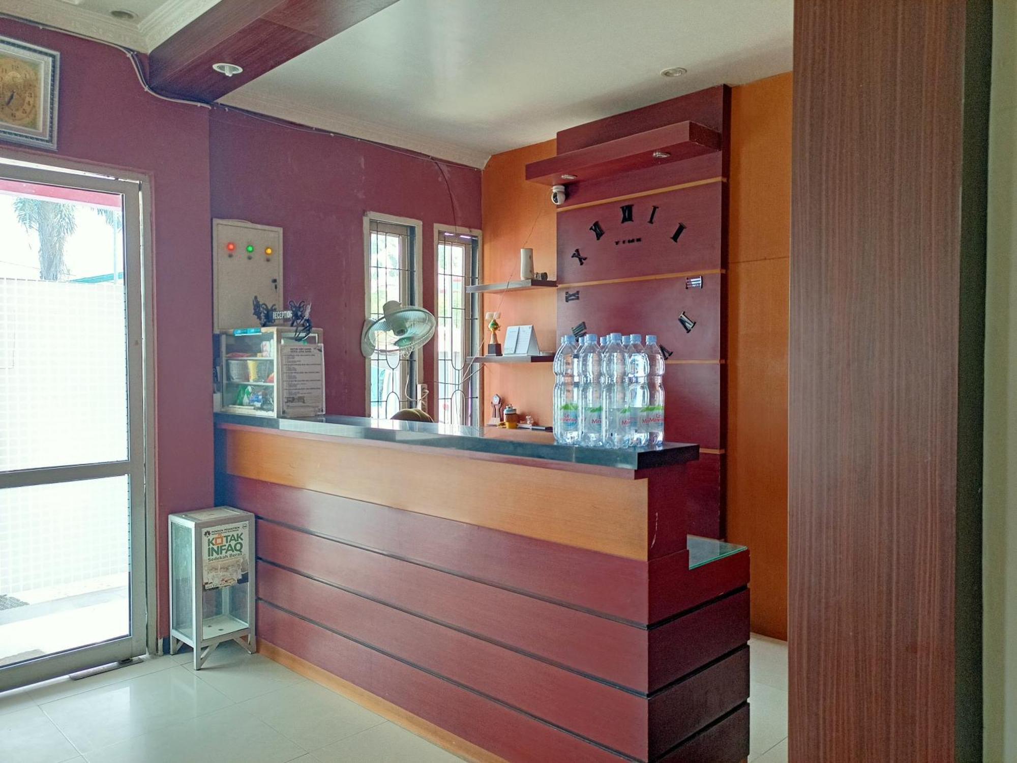 Oyo 92098 Kost Orange Syariah Hotel Makassar Buitenkant foto