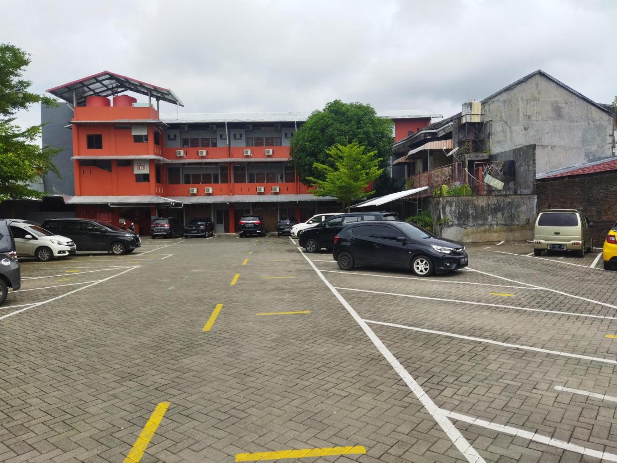 Oyo 92098 Kost Orange Syariah Hotel Makassar Buitenkant foto