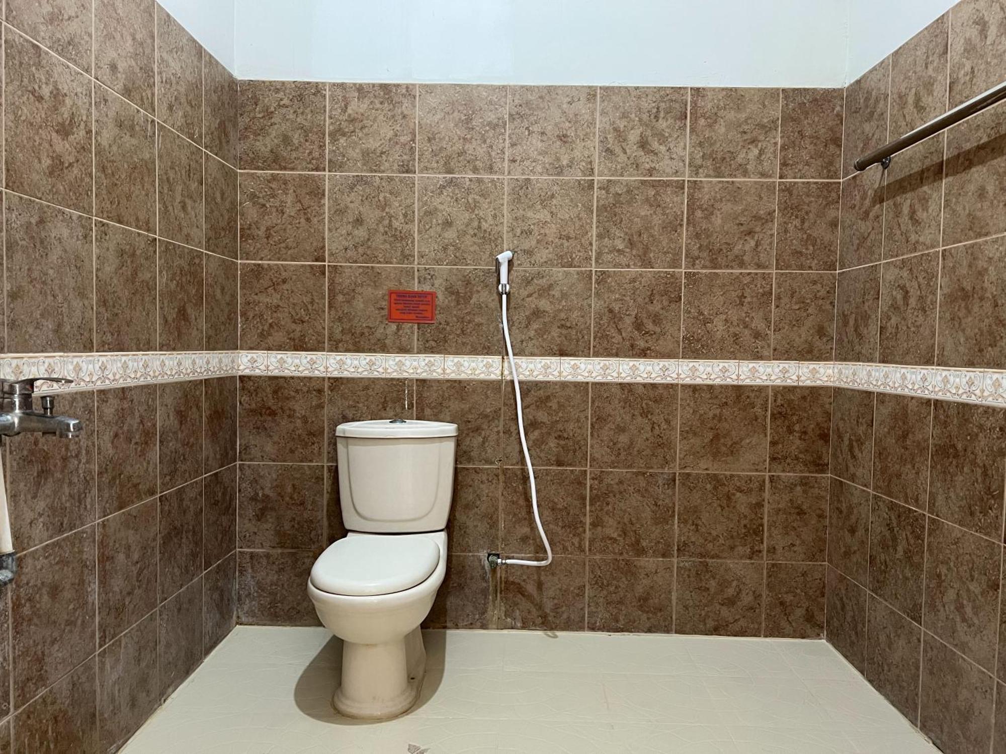 Oyo 92098 Kost Orange Syariah Hotel Makassar Buitenkant foto